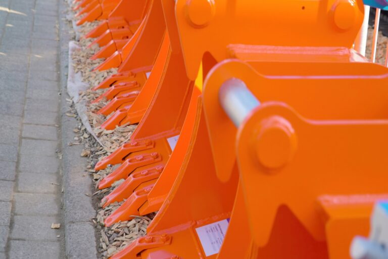 Renowacja maszyn budowlanych – jak przywrócić fabryczny wygląd i trwałość?