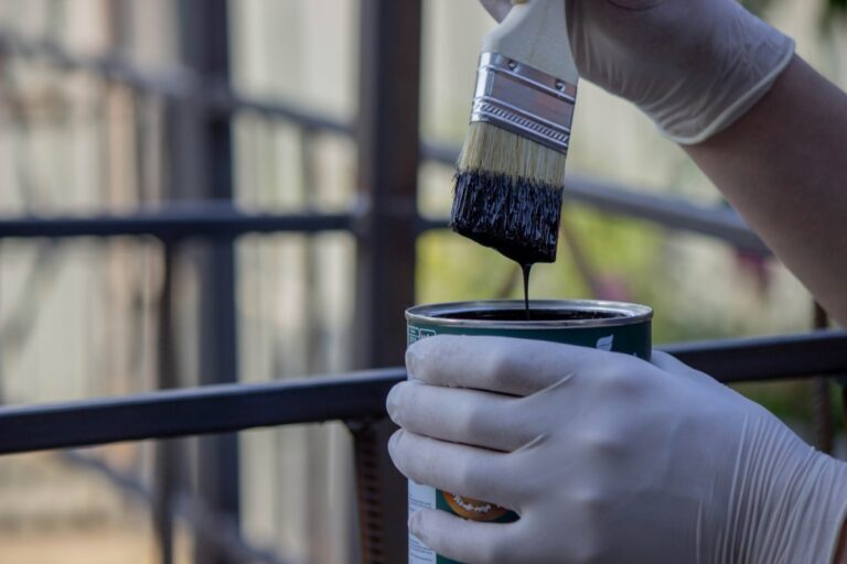 Jak malować ogrodzenia metalowe?