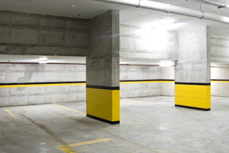 Malowanie garaży i parkingów – odporność na oleje i chemikalia