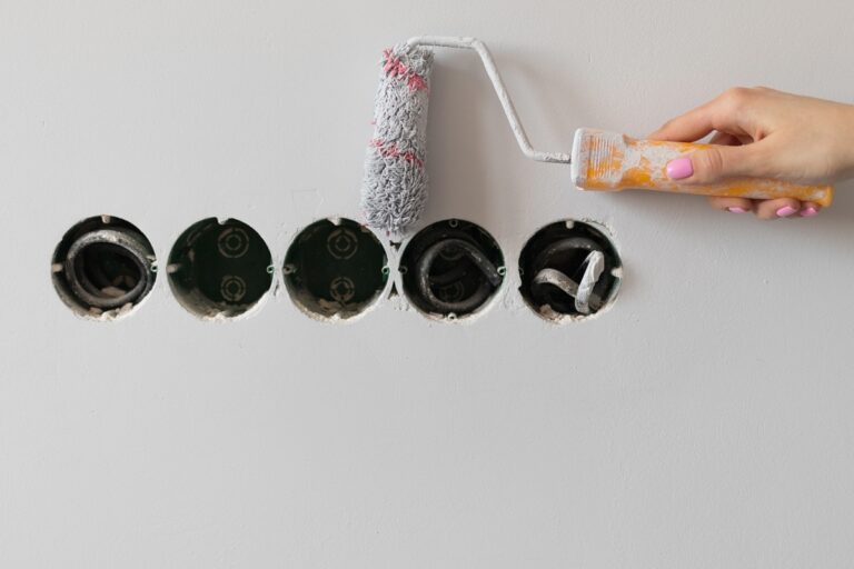 Malowanie natryskowe, pędzlem i wałkiem – zalety i wady metod