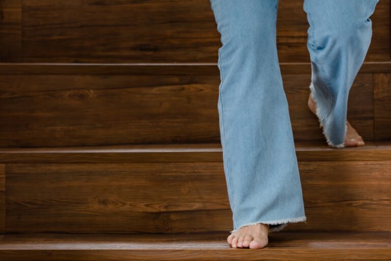 Zabezpieczanie drewnianych schodów – odporność na ścieranie i wilgoć.