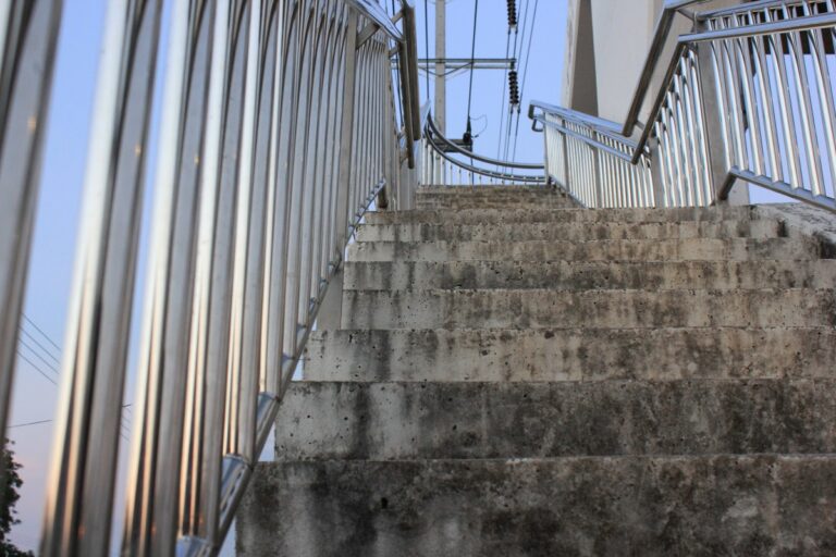 Zabezpieczanie schodów betonowych i klatek schodowych w budynkach użyteczności publicznej.